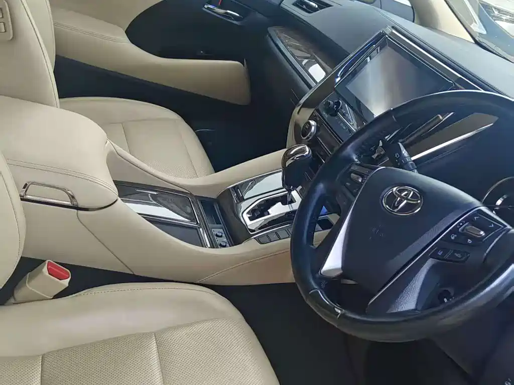 Toyota Alphard — миниатюра 7