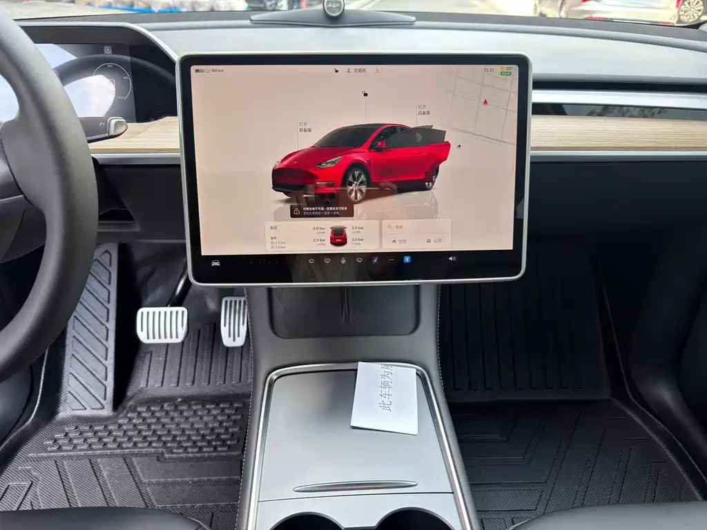 Tesla Model Y — миниатюра 9