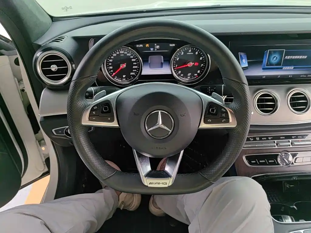 Mercedes-Benz E-Class — миниатюра 11