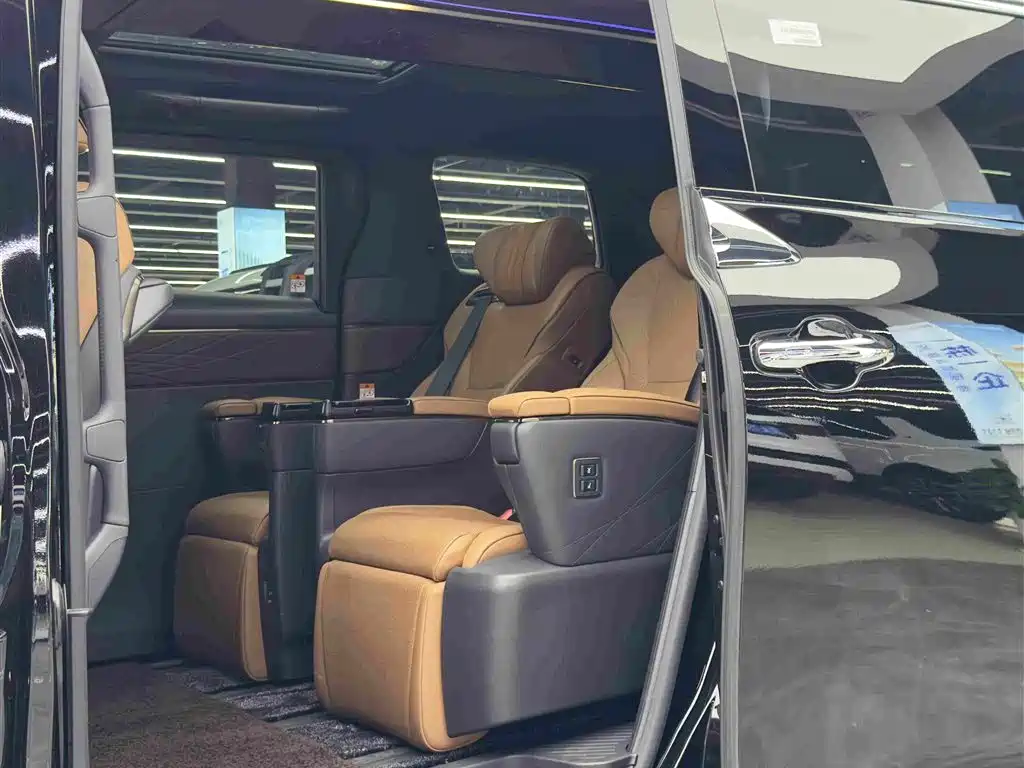 Toyota Alphard — миниатюра 9