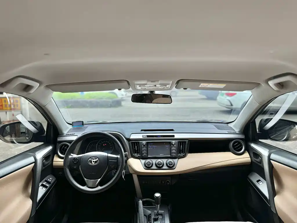 Toyota RAV4 — миниатюра 7