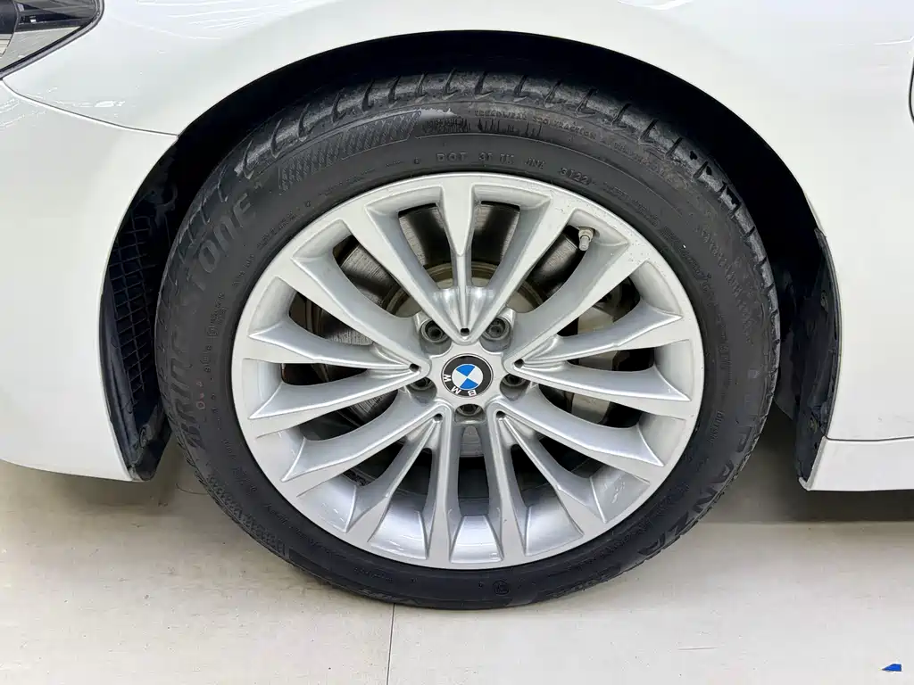 BMW 5 Series New Energy — миниатюра 10