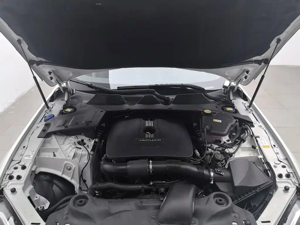Jaguar XJ — миниатюра 6