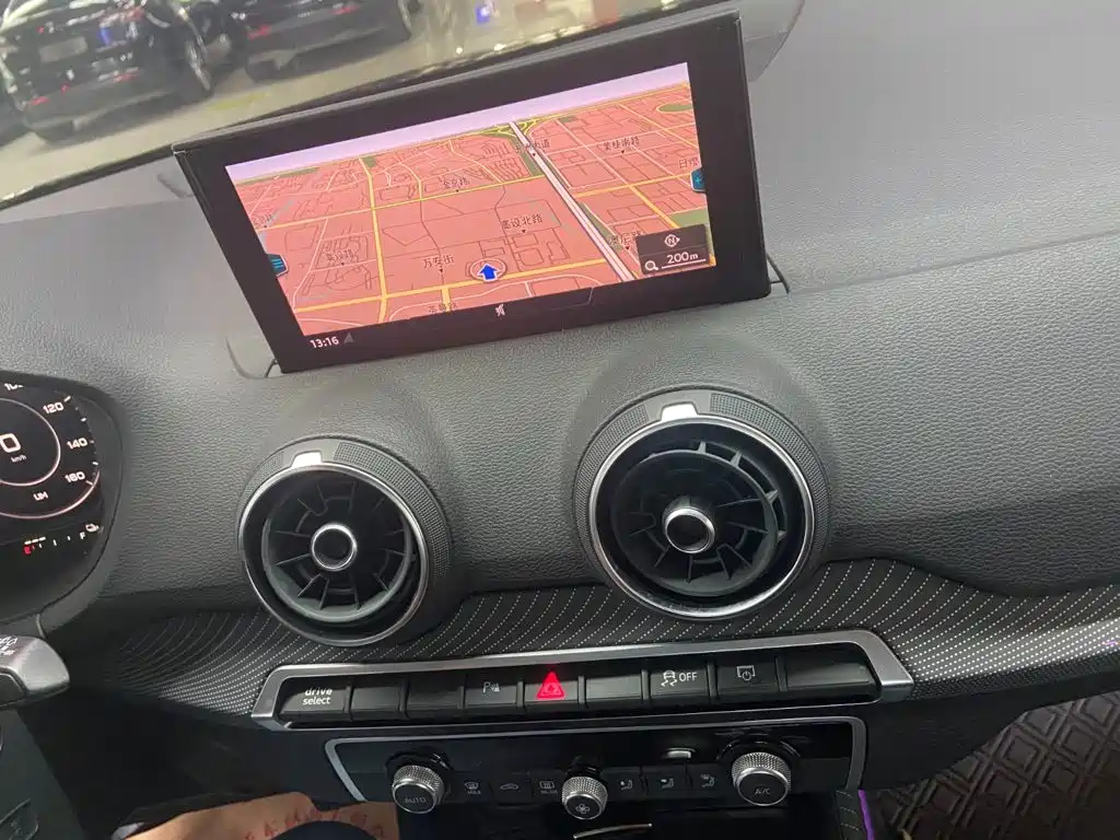Audi Q2L e-tron — миниатюра 11