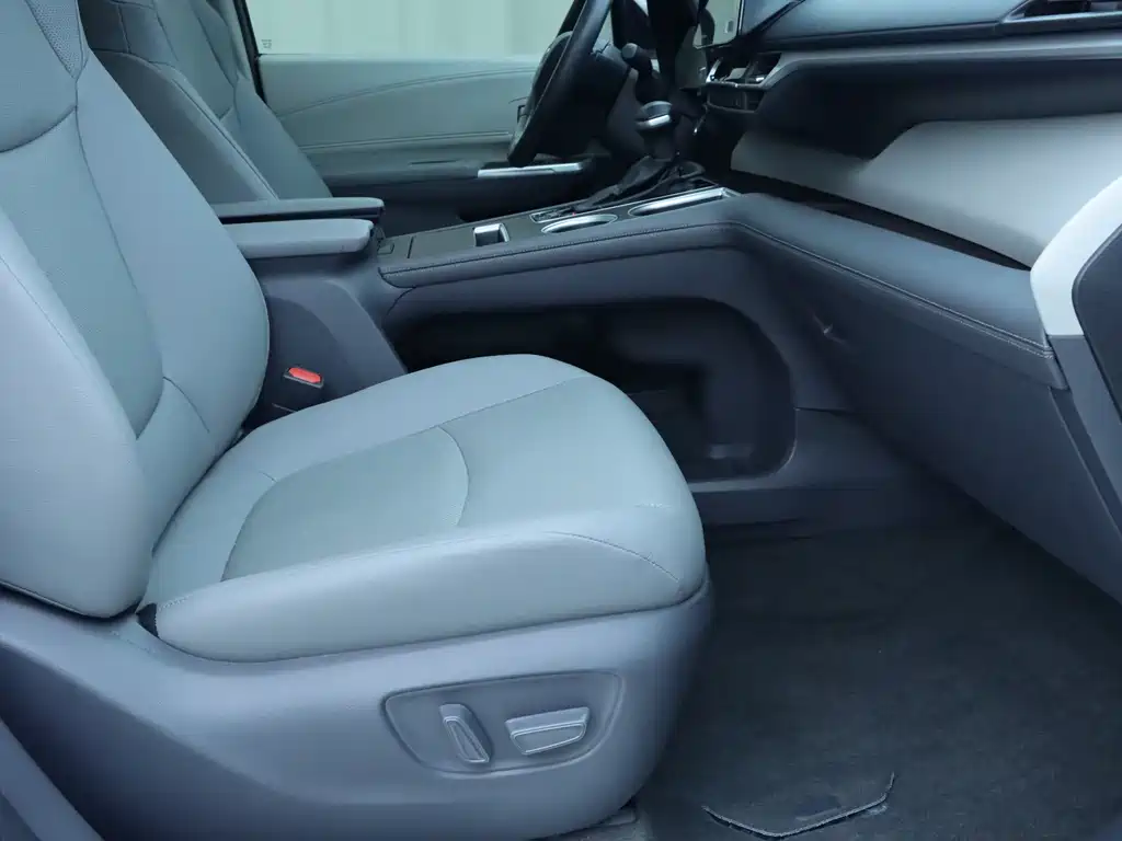 Toyota Granvia 2023 2.5L Luxury PLUS