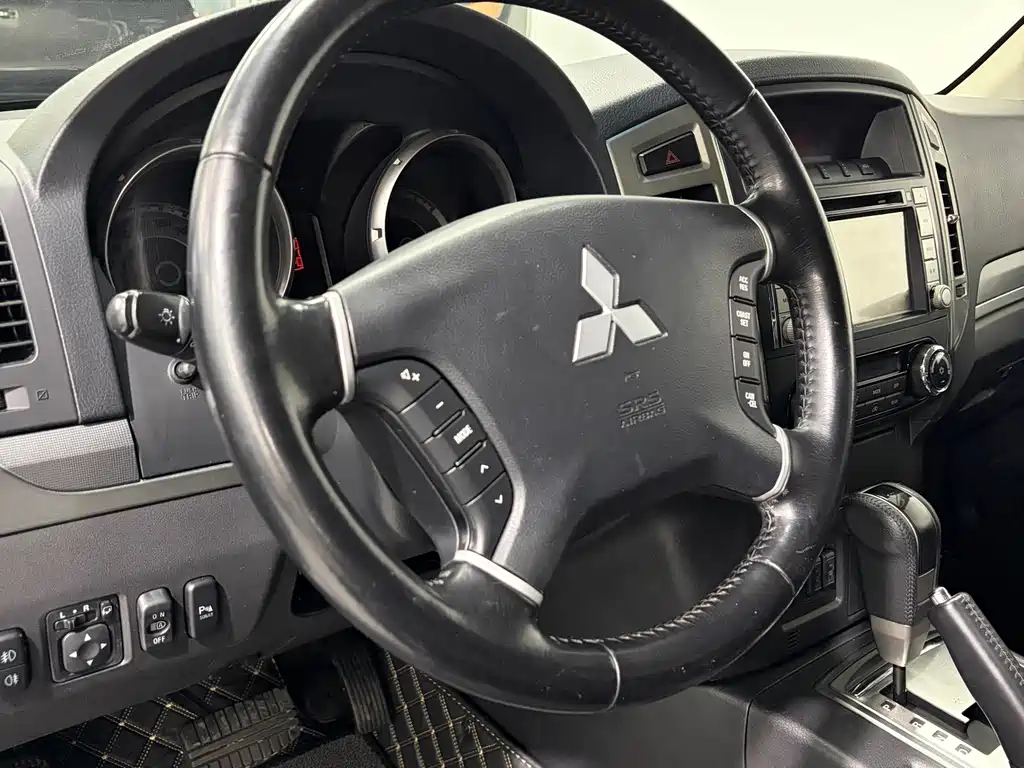 Mitsubishi Pajero (Import) — миниатюра 9
