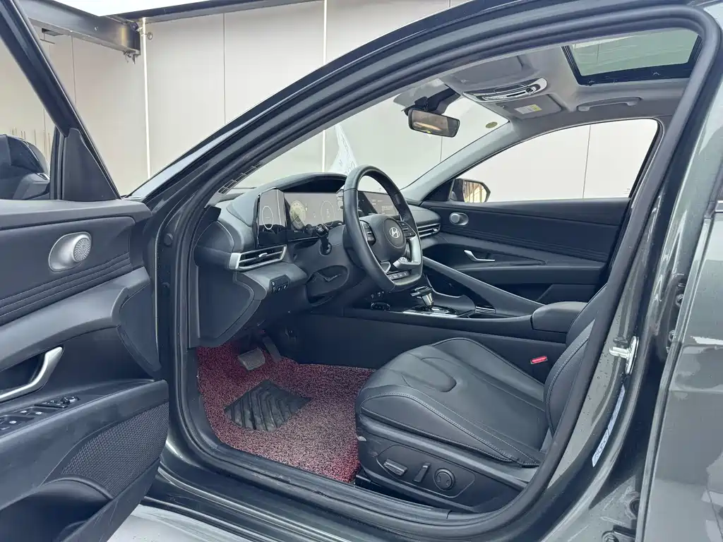 Hyundai Elantra 2023 1.5L CVT TOP Flagship