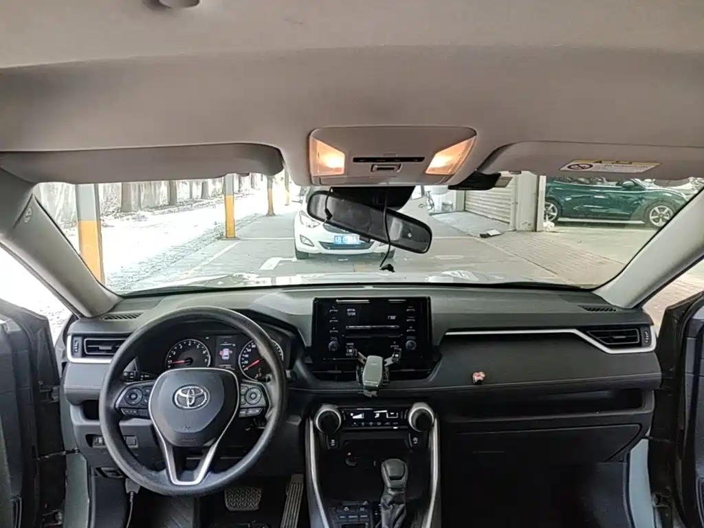 Toyota RAV4 — миниатюра 18