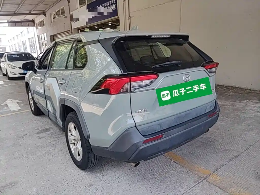 Toyota RAV4 — миниатюра 5