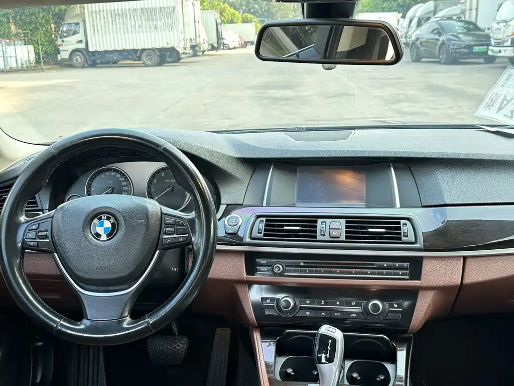 BMW 5 Series — миниатюра 8