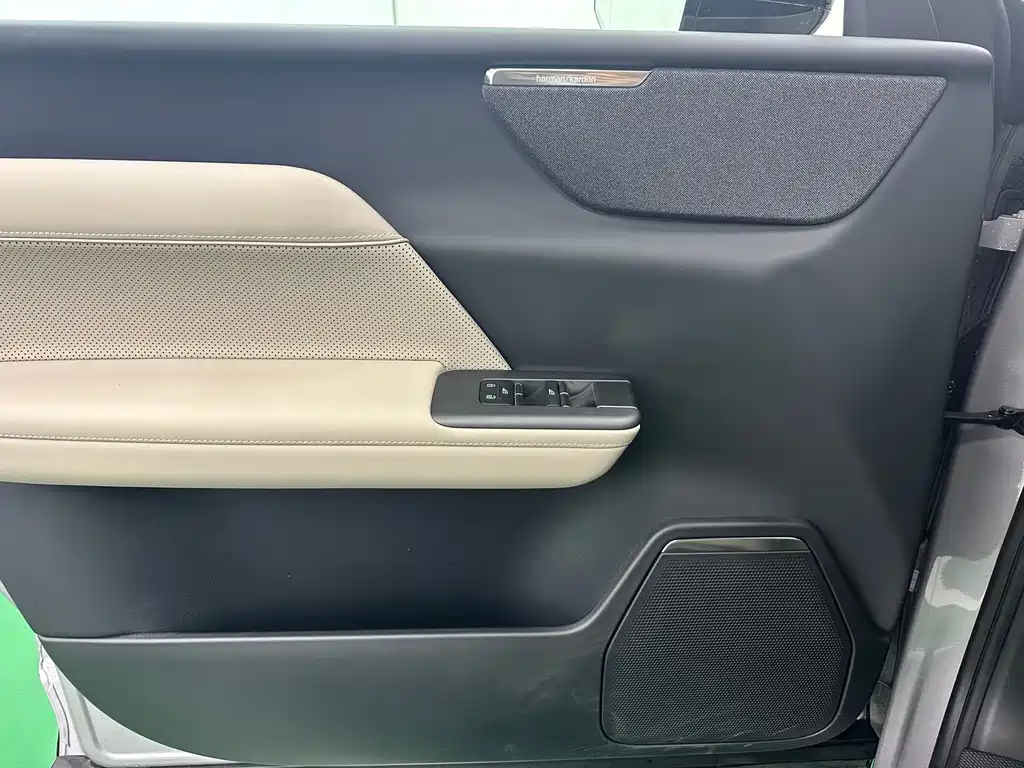Volvo XC70 PHEV — миниатюра 19
