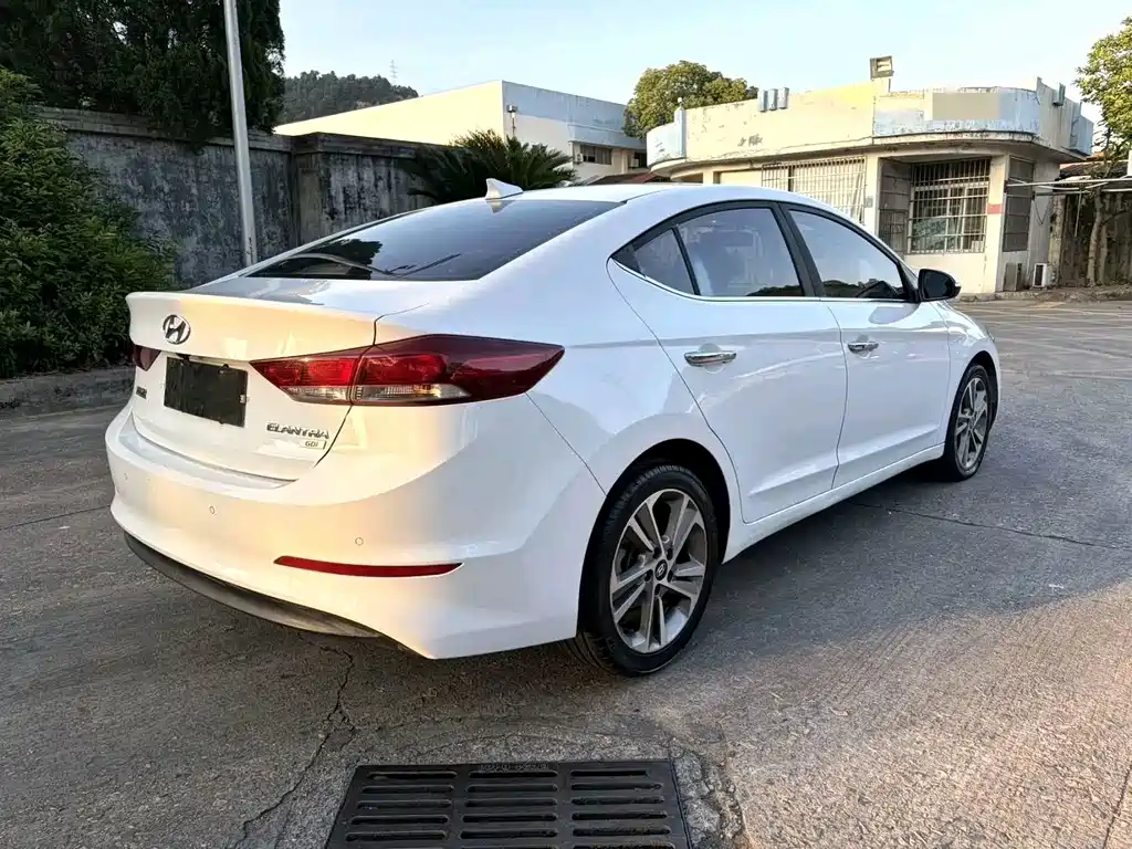 Hyundai Elantra — миниатюра 8