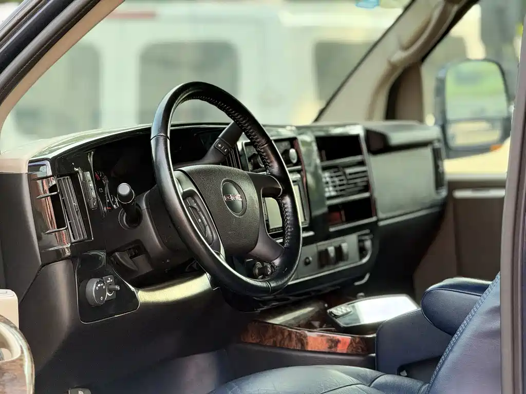 GMC Savana — миниатюра 5