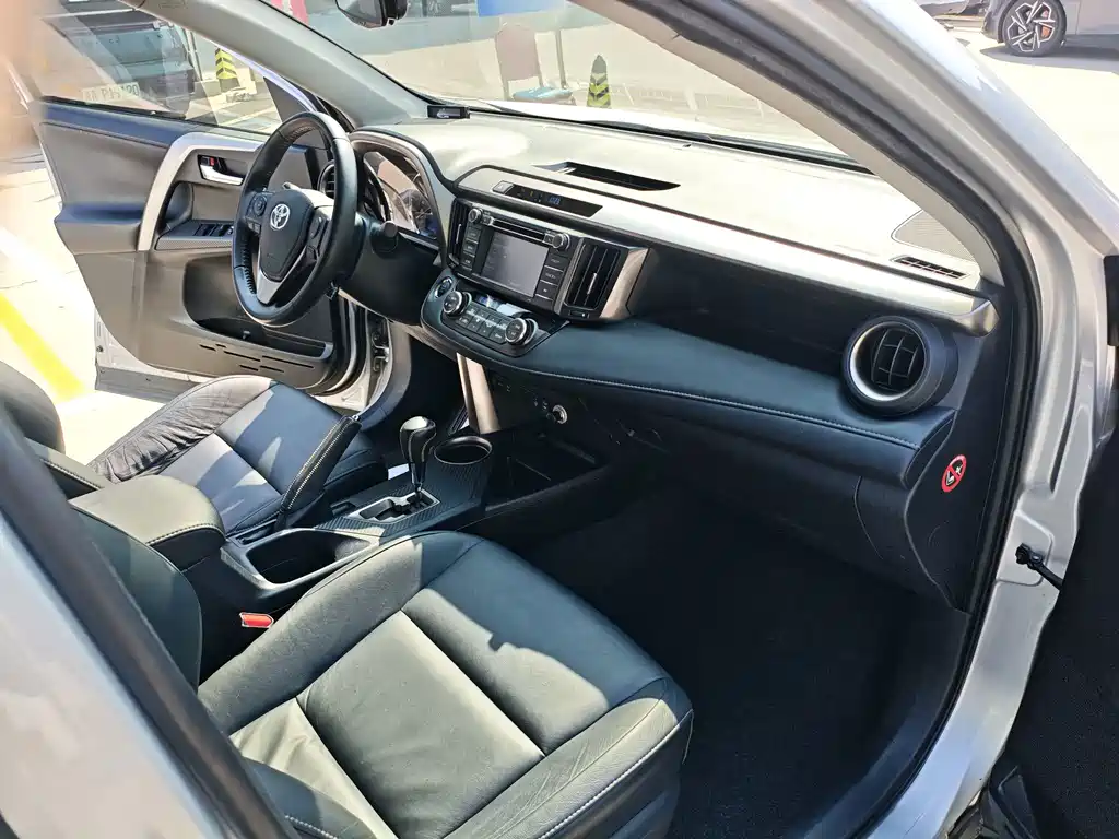 Toyota RAV4 — миниатюра 12
