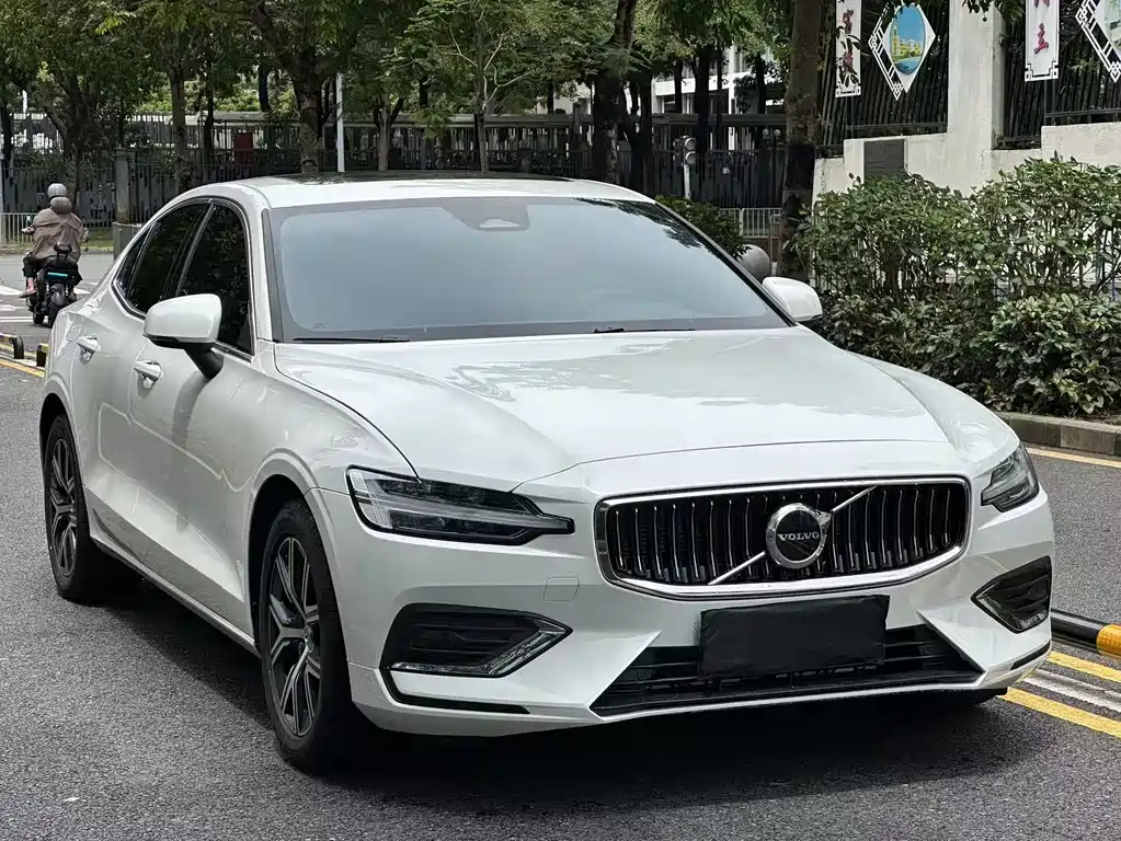 Volvo S60 2026 B4 Luxury