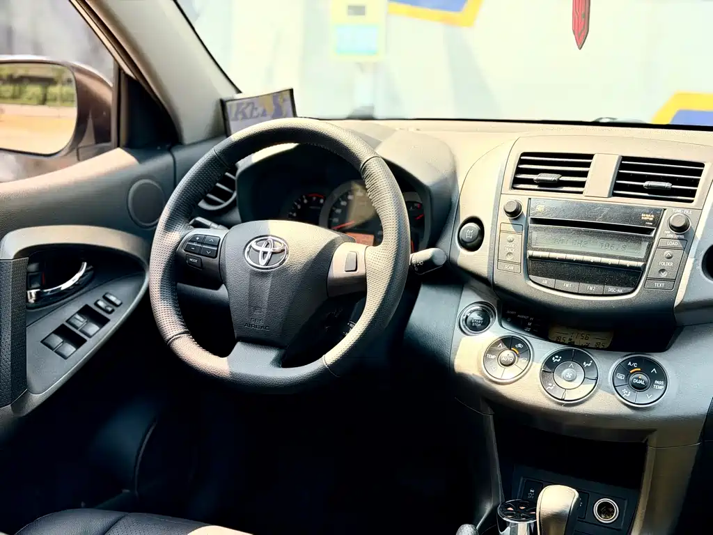 Toyota RAV4 — миниатюра 8