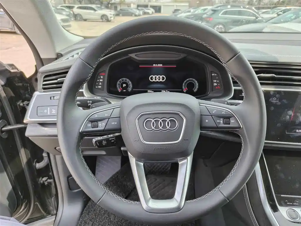 Audi Q8 2024 55 TFSI Luxury