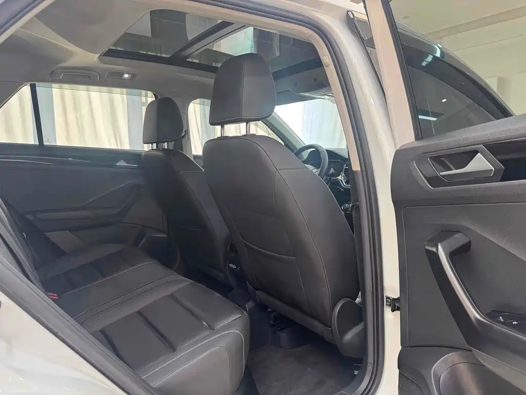 Volkswagen T-Roc — миниатюра 9