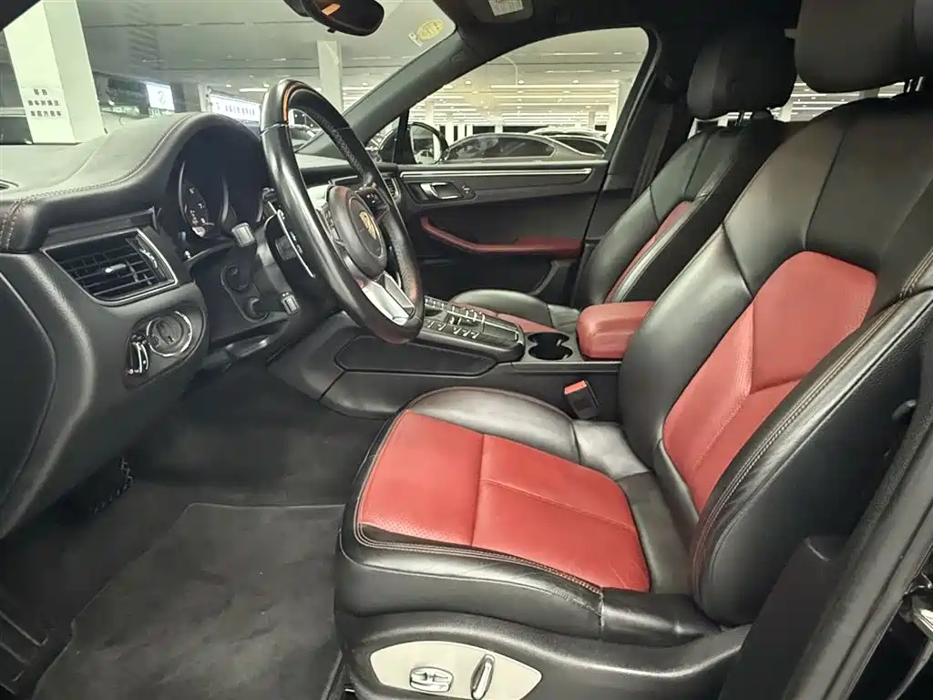 PORSCHE MACAN