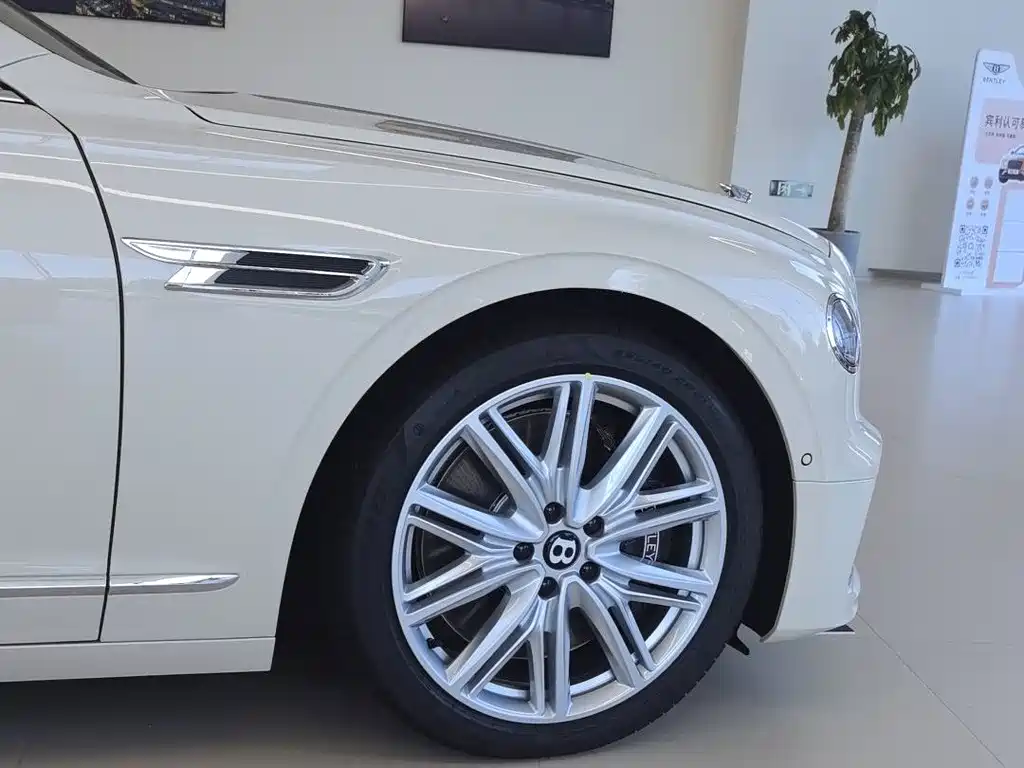 Bentley Flying Spur PHEV — миниатюра 4