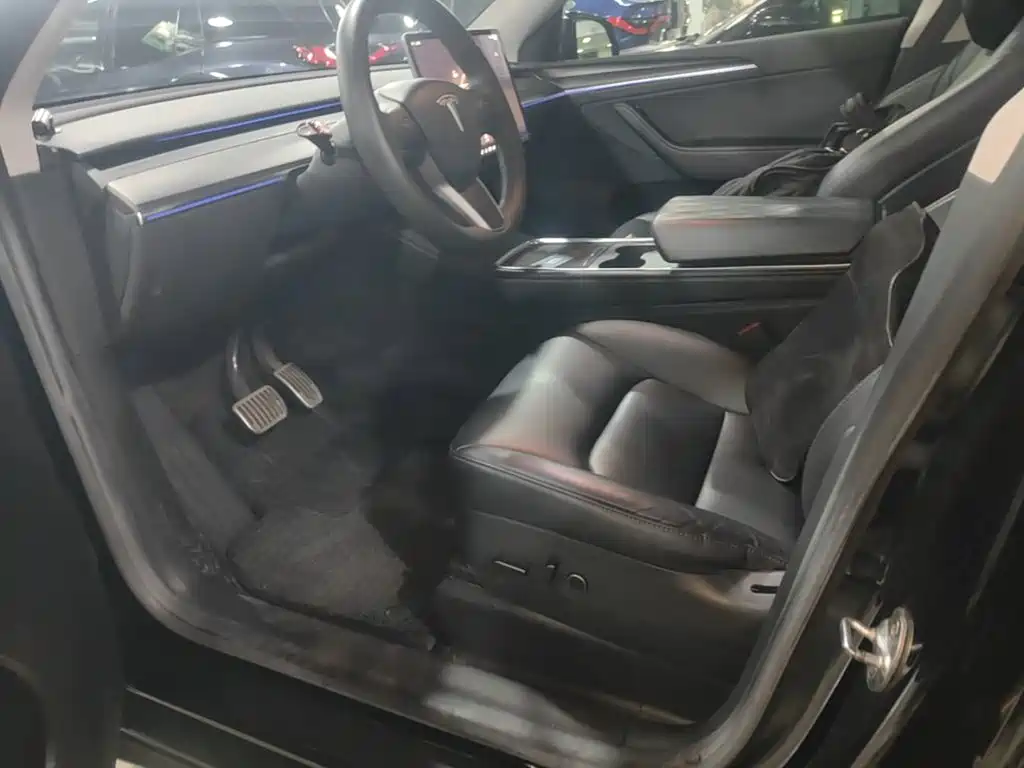 Tesla Model Y — миниатюра 15