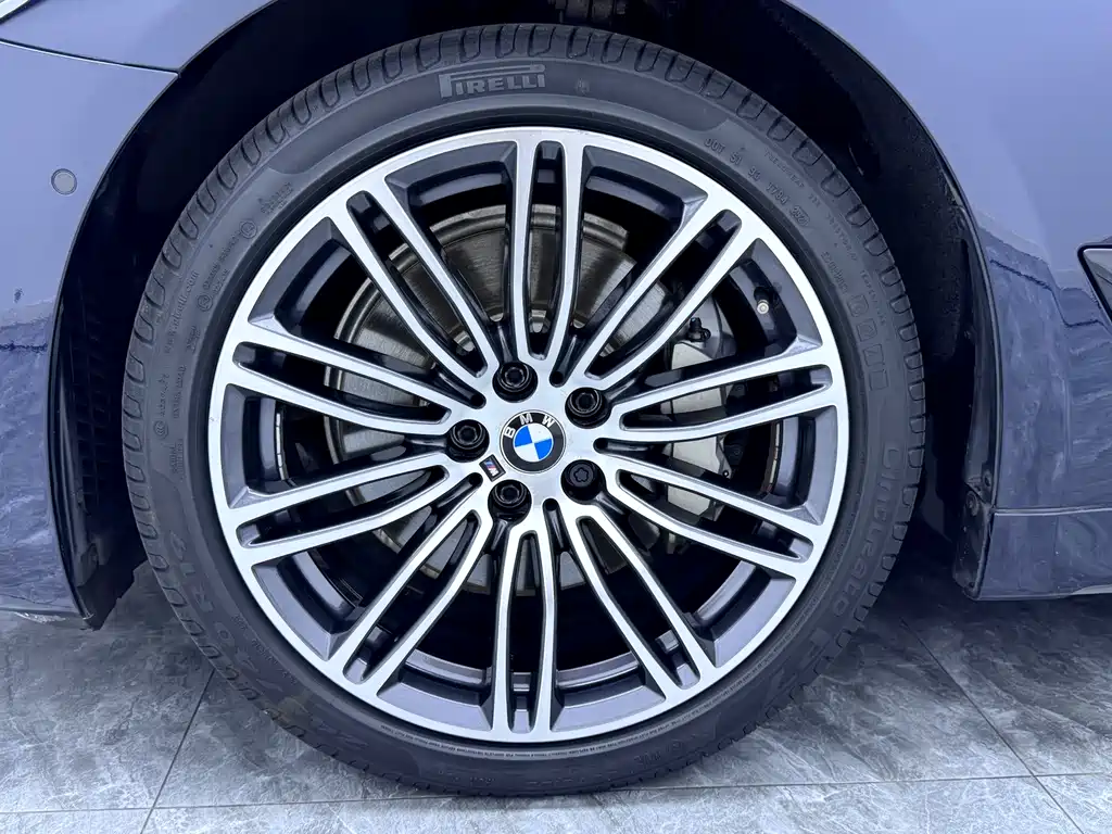BMW 5 Series — миниатюра 19