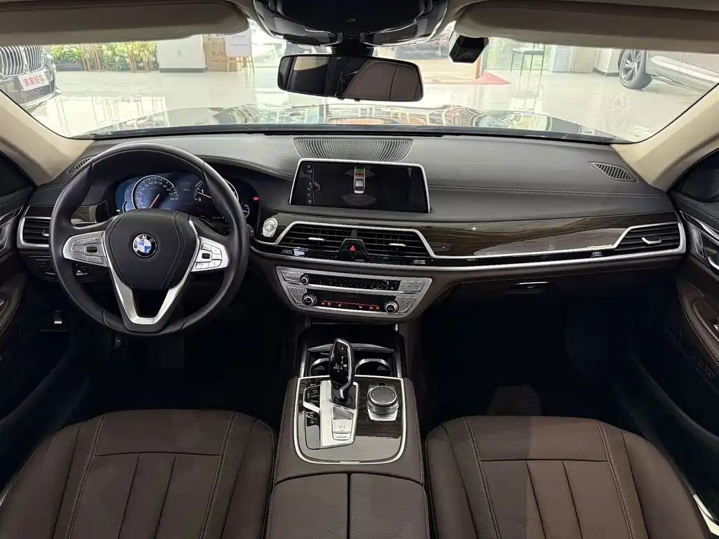 BMW 7 Series — миниатюра 12