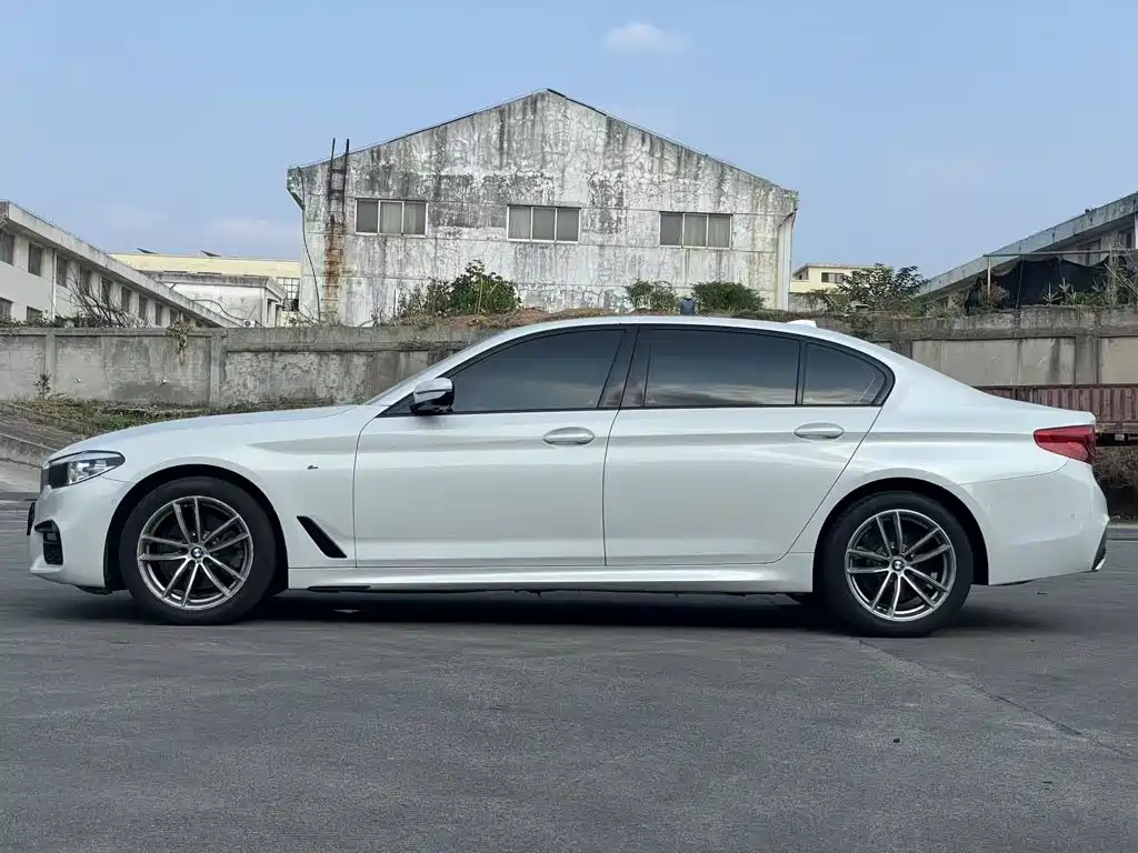 BMW 5 Series — миниатюра 7