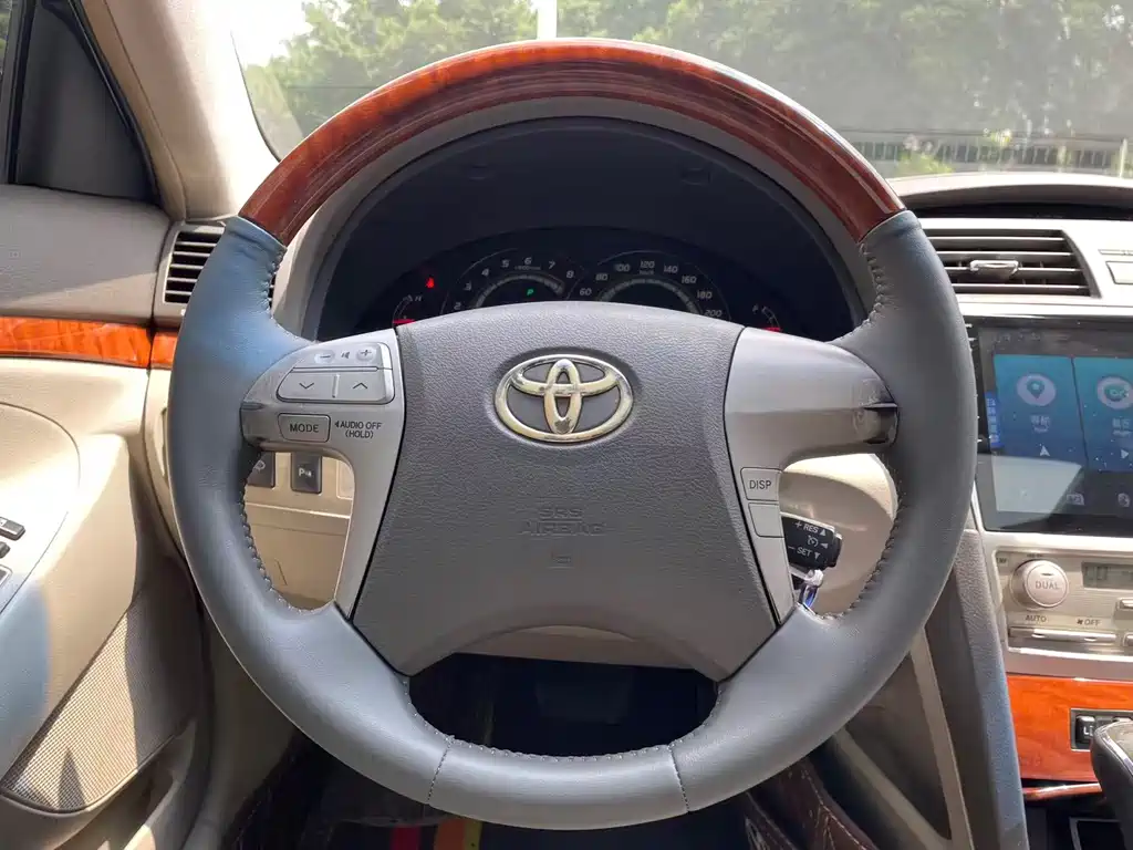Toyota Camry — миниатюра 18