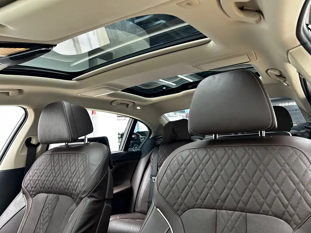 BMW 7 Series — миниатюра 12