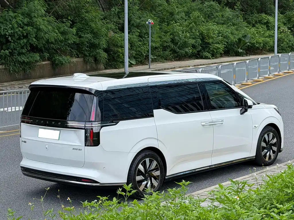 Volvo EM90 2025 Ultra мест