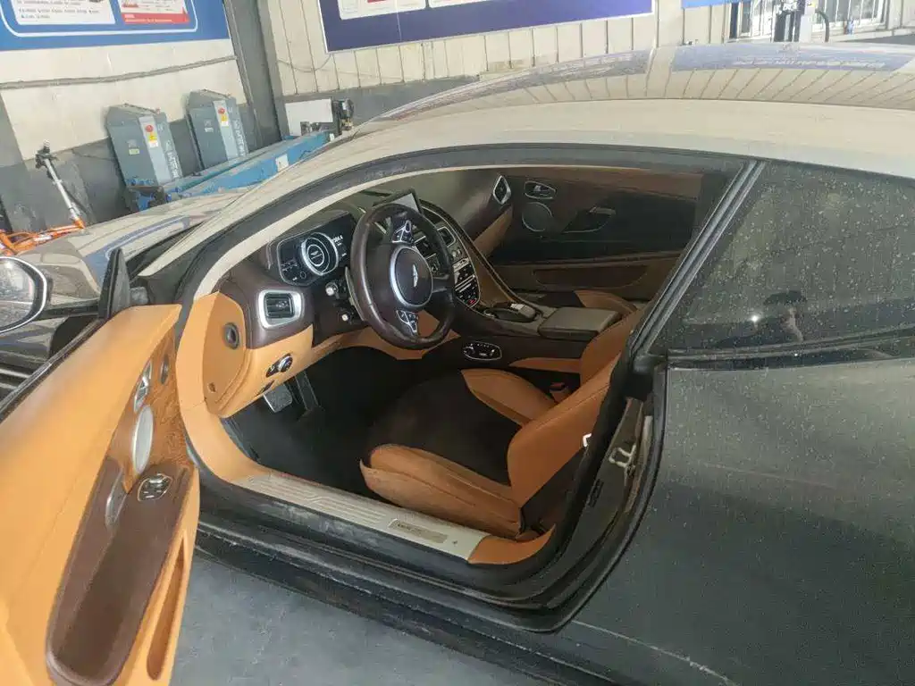 Aston Martin DB11 — миниатюра 6
