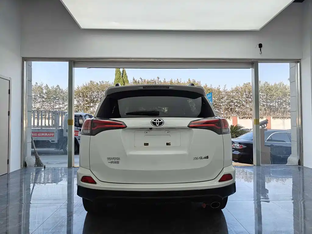 Toyota RAV4 — миниатюра 5