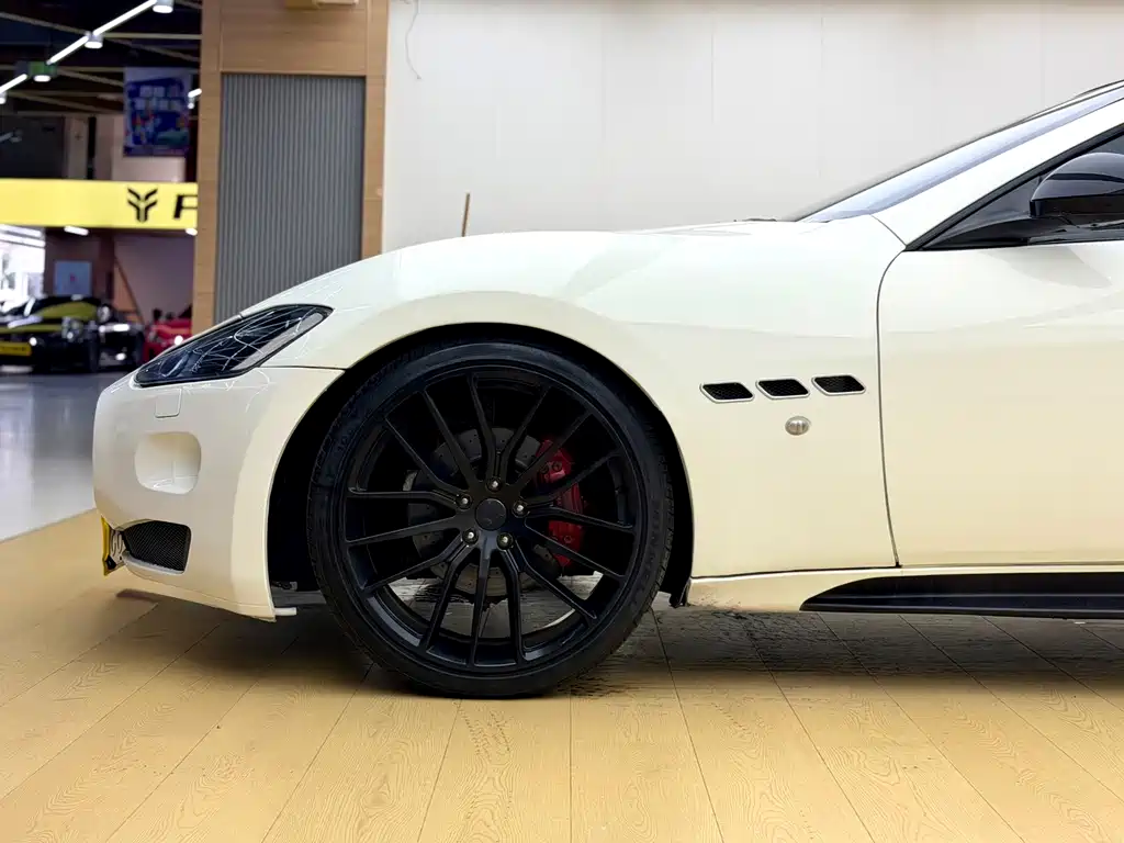 Maserati GranTurismo 2012 4.7L MC Stradale
