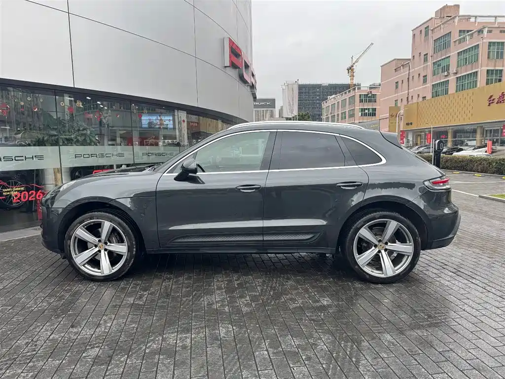 PORSCHE MACAN