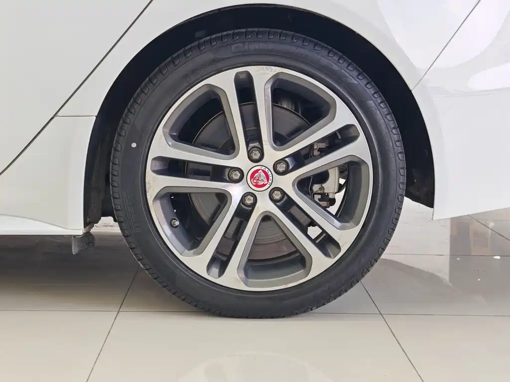 Jaguar XEL — миниатюра 9