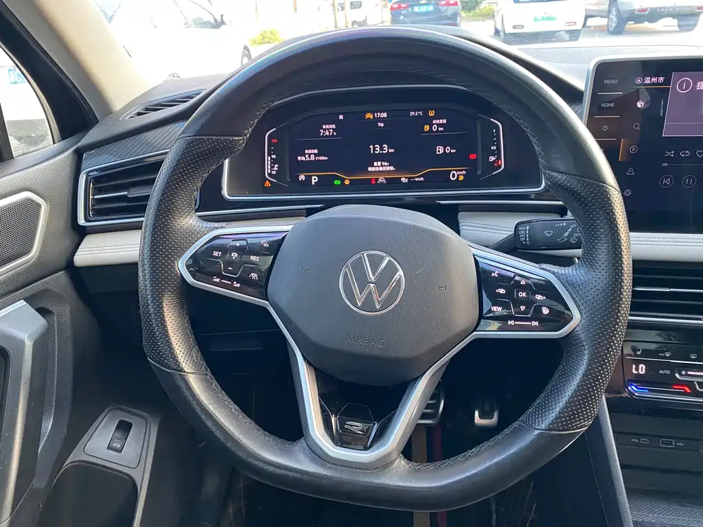 Volkswagen Tiguan L — миниатюра 16