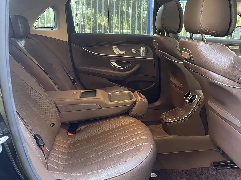 Mercedes-Benz E-Class — миниатюра 10
