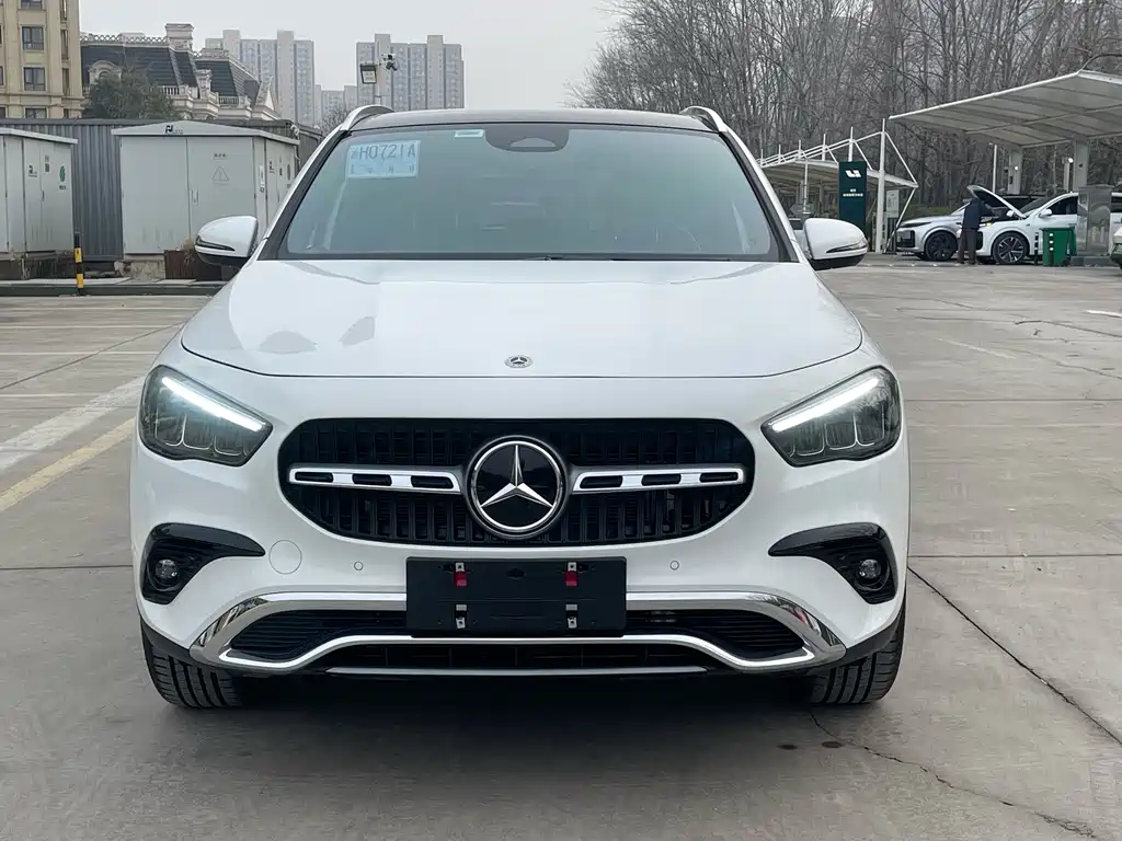 MERCEDES-BENZ GLA