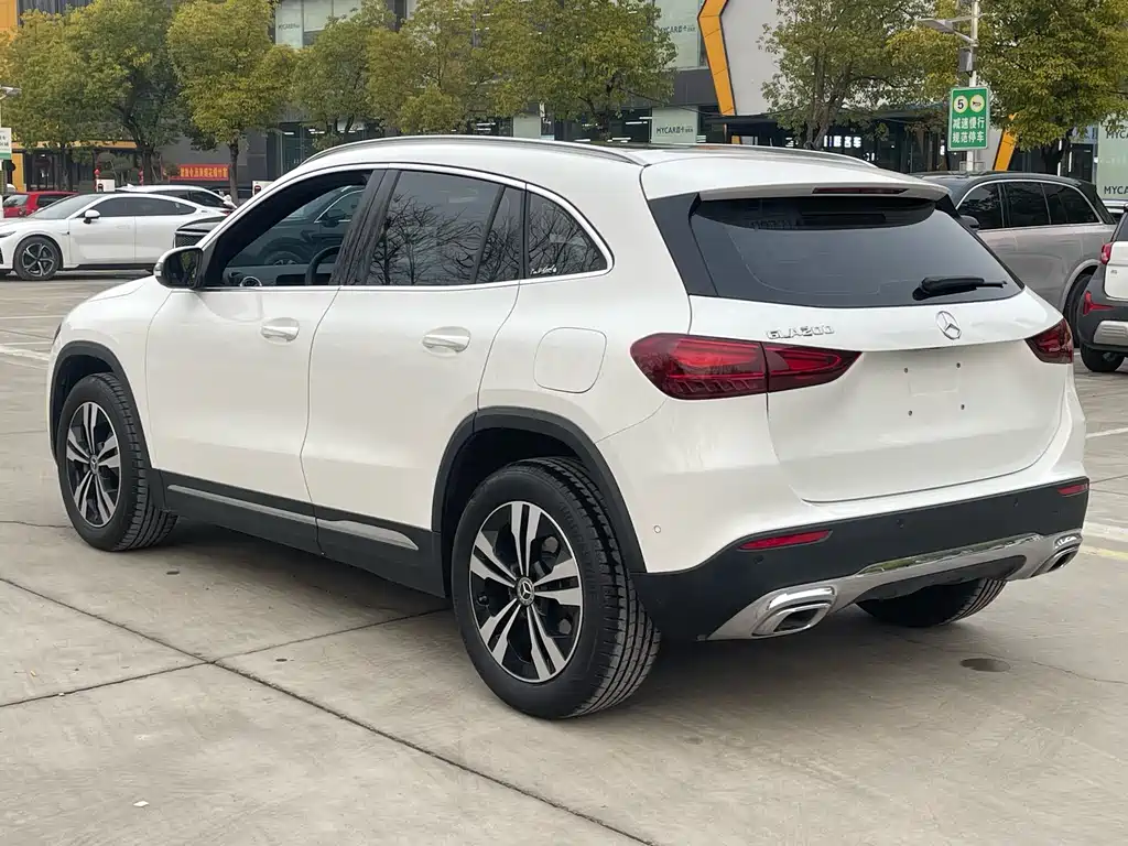 MERCEDES-BENZ GLA