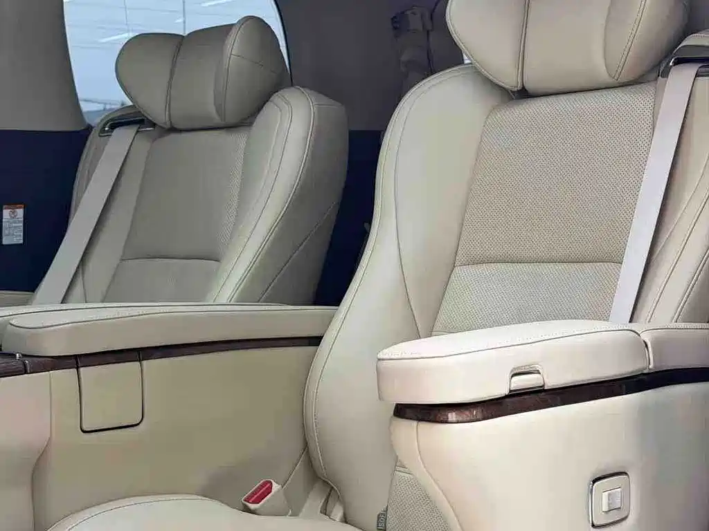 Toyota Alphard — миниатюра 10
