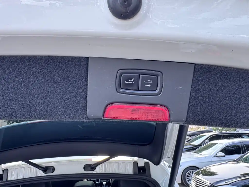 Porsche Cayenne Hybrid — миниатюра 18