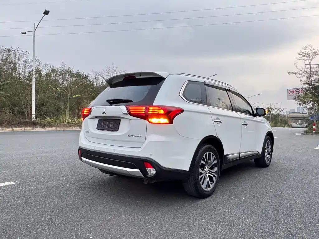 MITSUBISHI OUTLANDER