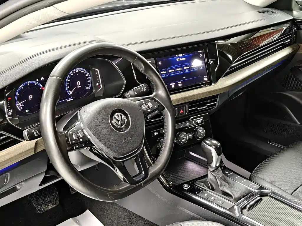 Volkswagen Passat 2019 330TSI Luxury VI