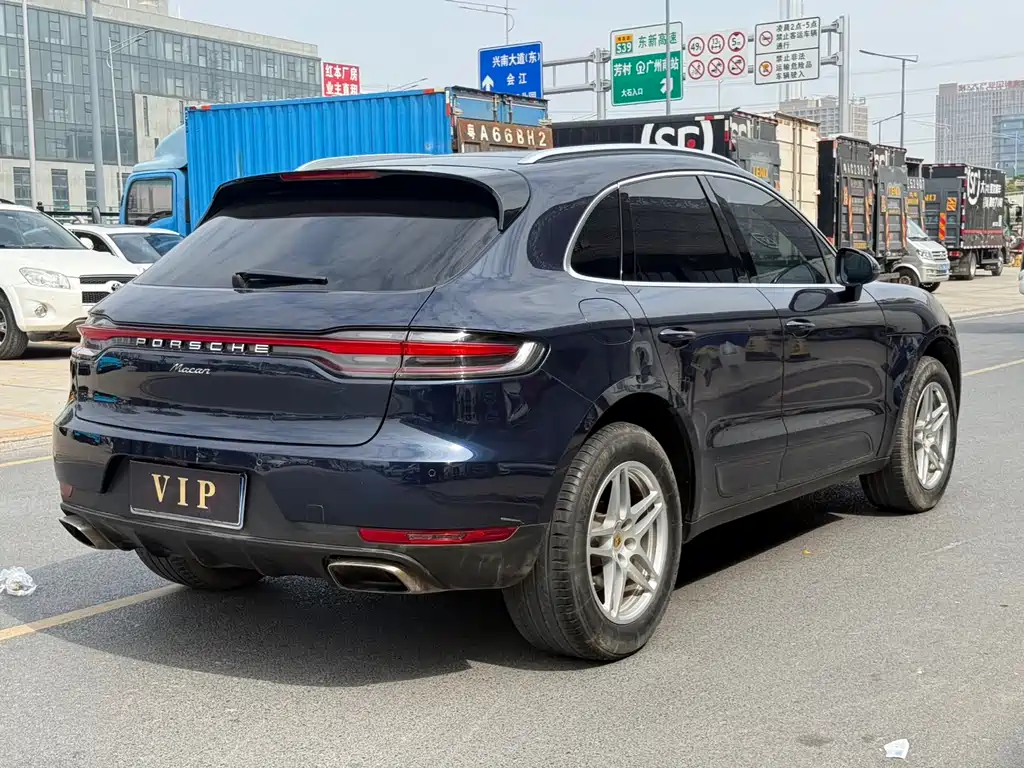 PORSCHE MACAN