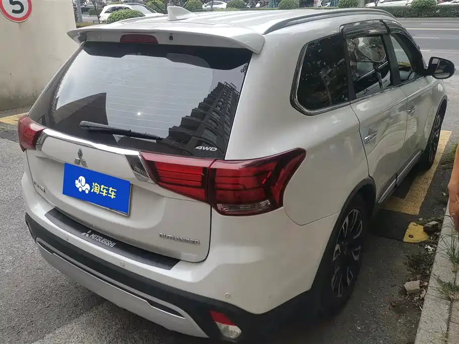 MITSUBISHI OUTLANDER