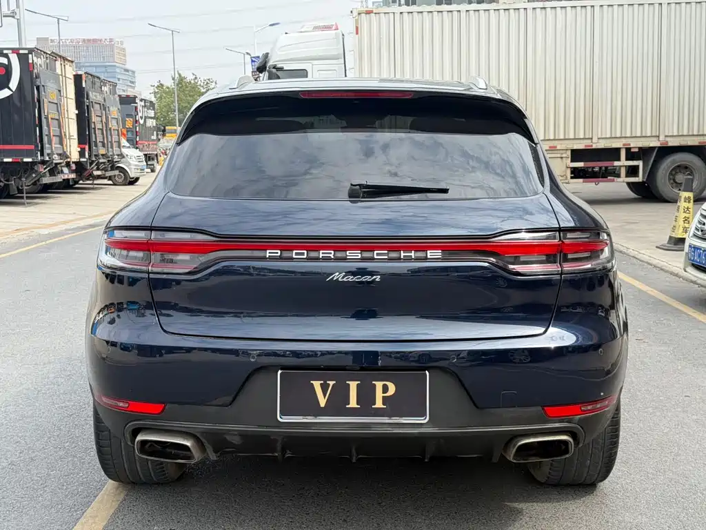 PORSCHE MACAN