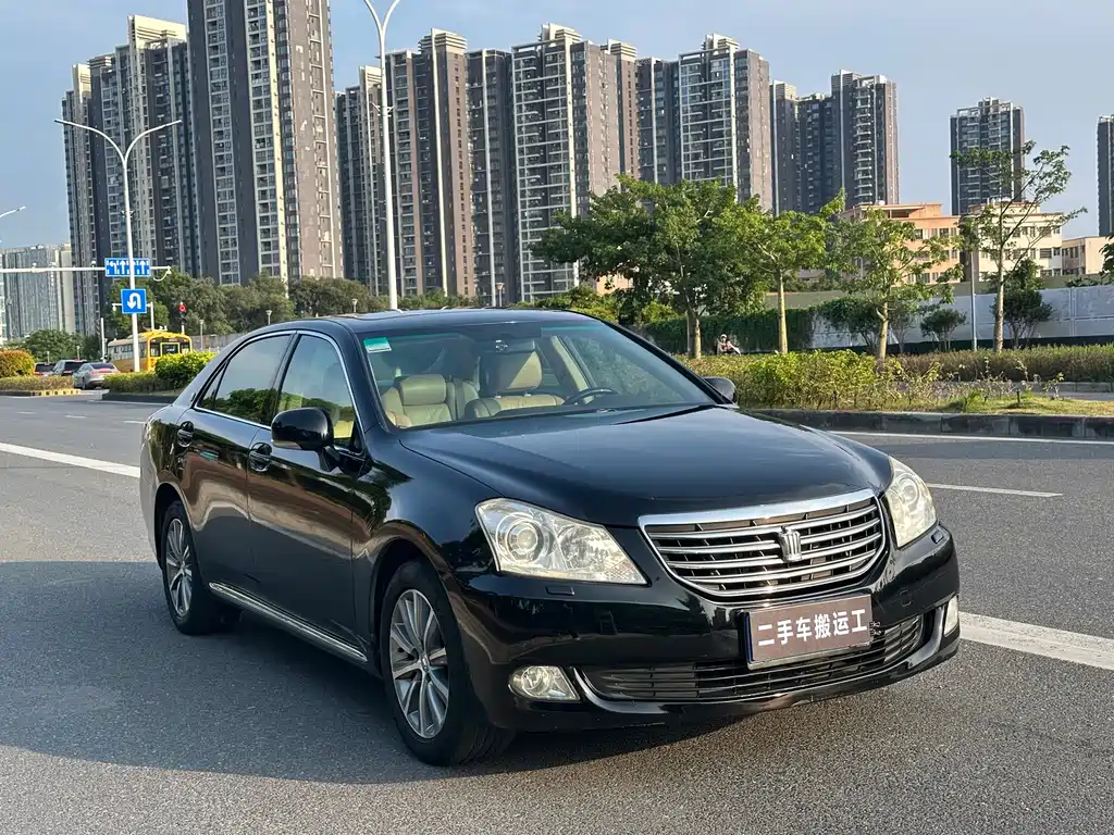 Toyota Crown — миниатюра 3