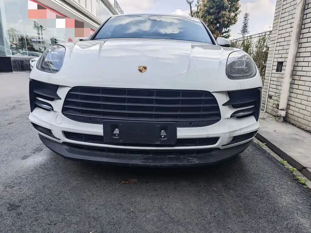 PORSCHE MACAN