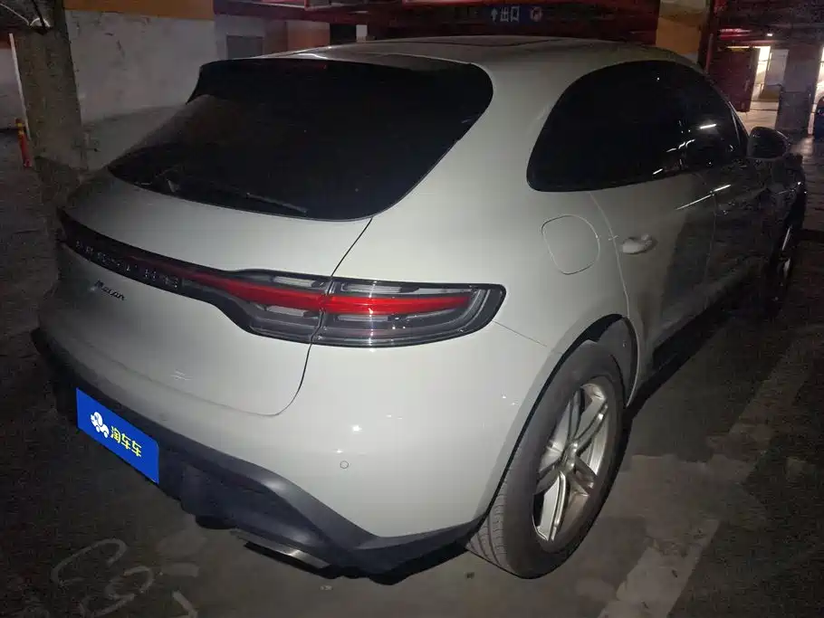 PORSCHE MACAN
